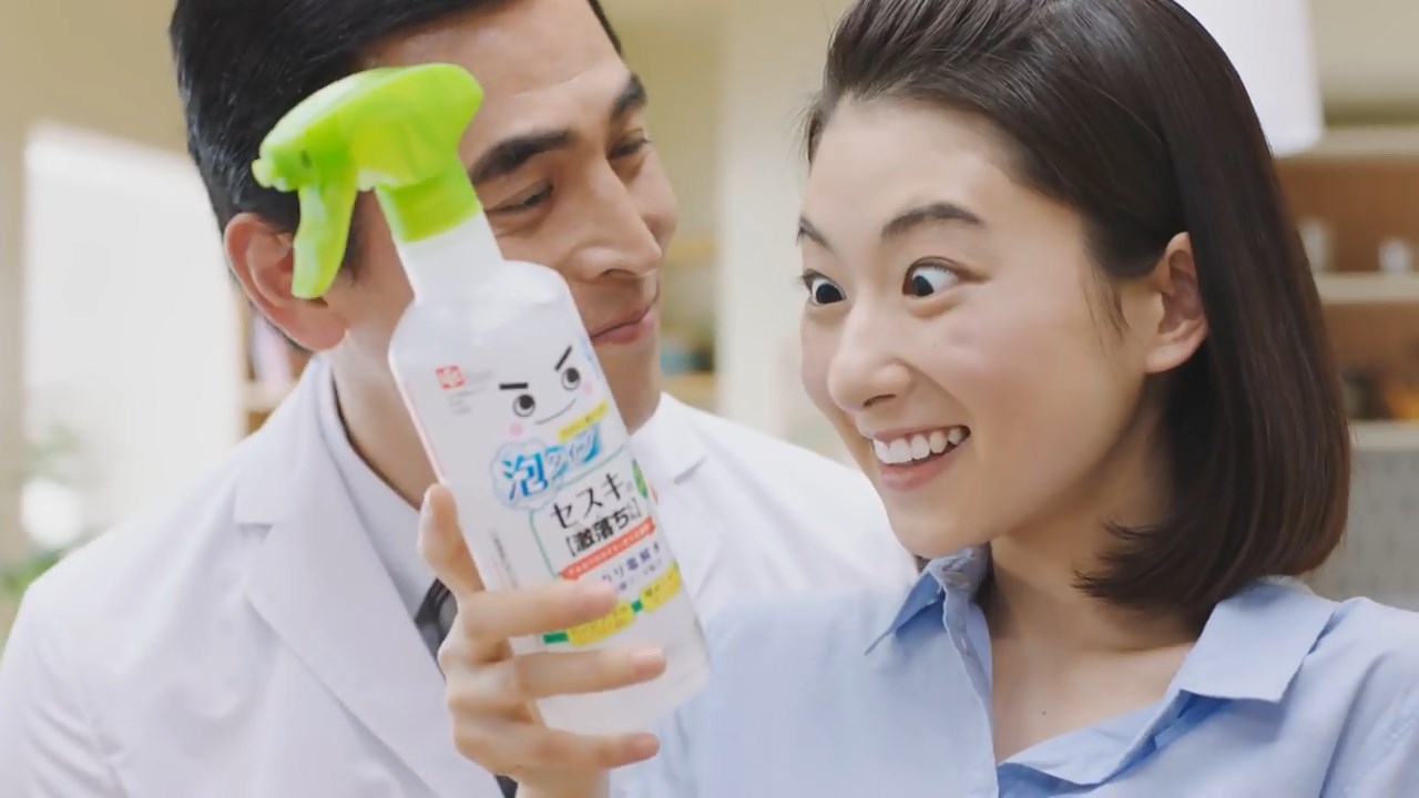 川村海乃 激落ちくん CM イモトアヤコ セスキ 密着泡スプレー