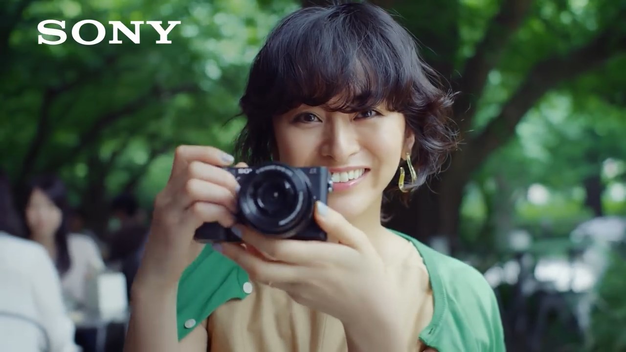 クリス ウェブ佳子 α6300「その瞳。その瞬間。ミラーレス。 Feel,Focus,α」