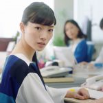 届く強さの乳酸菌 CM 「青いお守りオフィス」編