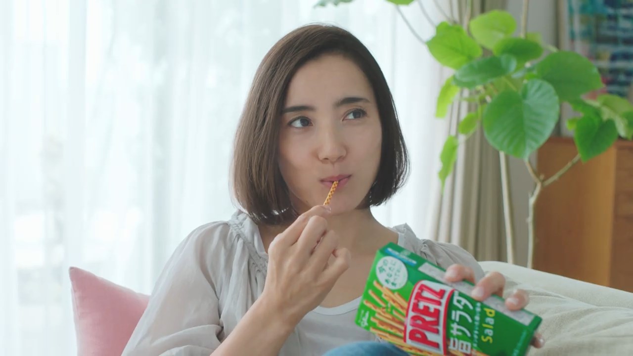 プリッツ CM 一色紗英「夢中時間 デビュー」篇
