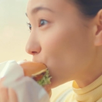 横川莉那 モスバーガー TVCM とり竜田バーガー チキンバーガー「街の声」篇